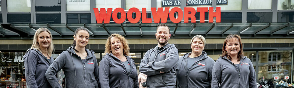 Woolworth Team vor Kaufhaus