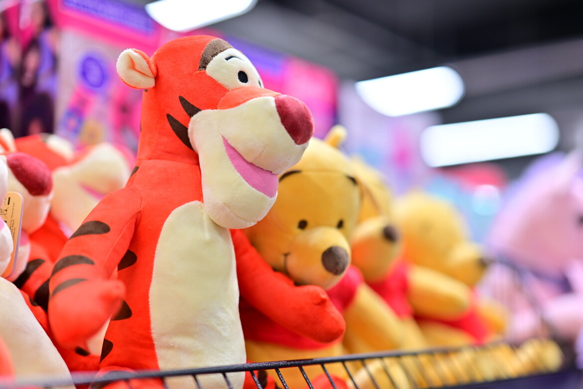 Einblick in das innere einer Woolworth Filiale mit Kuscheltieren