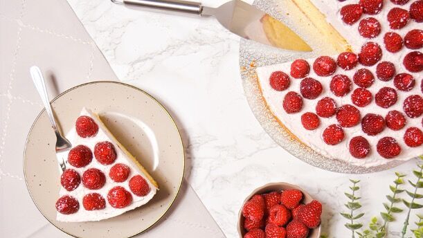 Serviertes Stück Himbeerkokosnuss Torte auf Teller