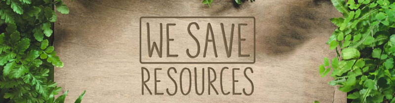 In Holz geschnitzter Text: We save resources
