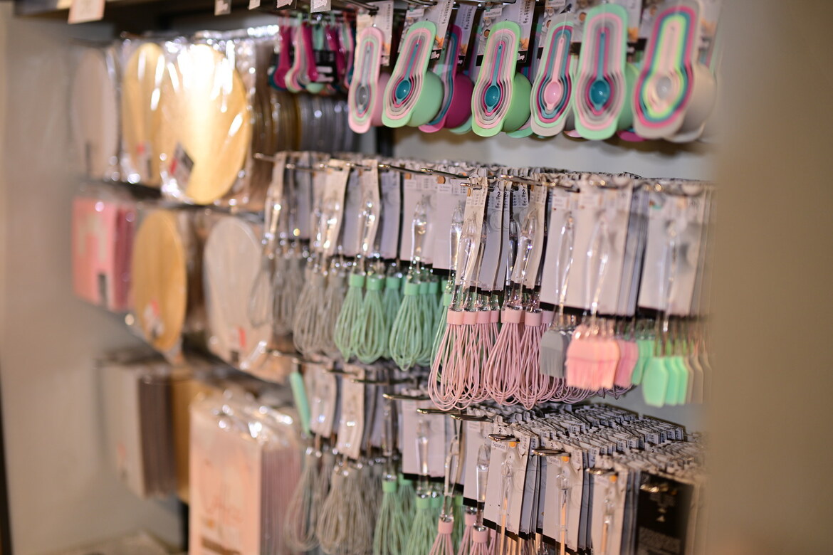 Einblick in das innere einer Woolworth Filiale mit Accessoires