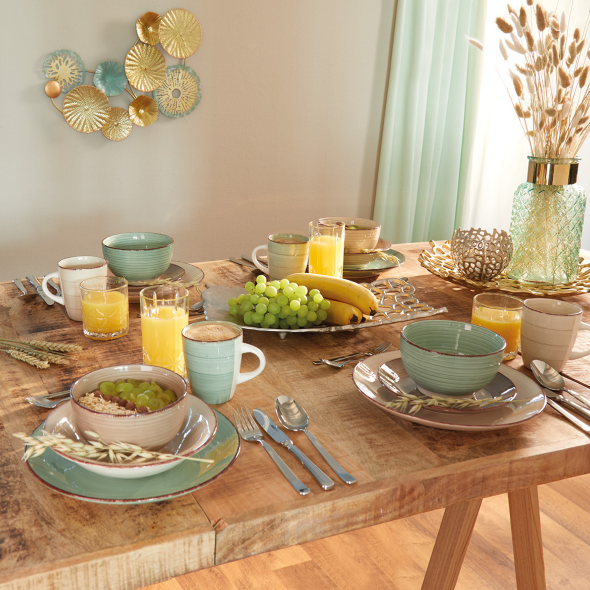 blaues Geschirrr fuer Frühstück